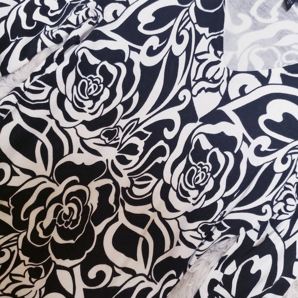 Cyrus Size XL Long Sleeve V Neck Soft Fine Knit - Picture 4 of 5